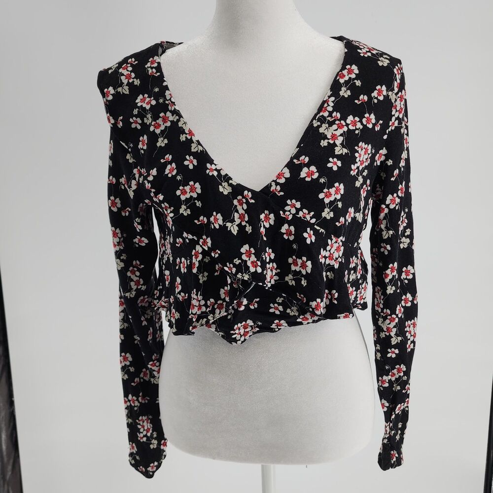 Black flowered crop top with ruffles ( M)